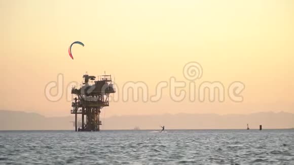 女人在海上风筝冲浪靠近石油钻井平台乘风破浪埃及视频的预览图