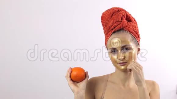 女人从脸上摘下金色的面具视频的预览图
