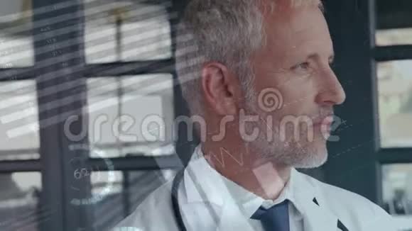 体贴的白种人医生前景上有灰色动画视频的预览图