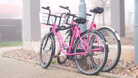 停在住宅楼附近的粉色自行车视频的预览图
