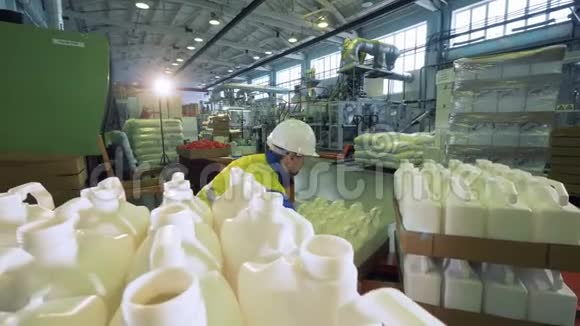 工厂工人把盒子和瓶子放在一个设施包装过程视频的预览图