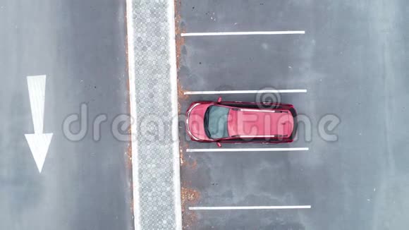 从上到下的空中视野无人机在停车场拍摄红色SUV车型视频的预览图