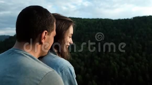 年轻的幸福夫妇微笑着接吻视频的预览图