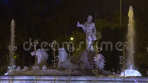 夜晚在海王星佛恩特德海王星喷泉的雕像旁行驶的汽车这座纪念碑是世界上最著名的地标之一视频的预览图
