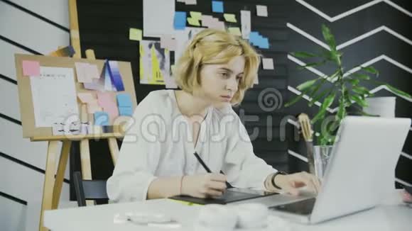 自由职业者或办公室工作的概念年轻的女平面设计师短发工人视频的预览图