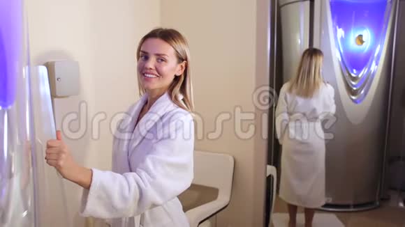 日光浴室穿白色长袍的快乐女孩的肖像宇宙学垂直日光浴室视频的预览图