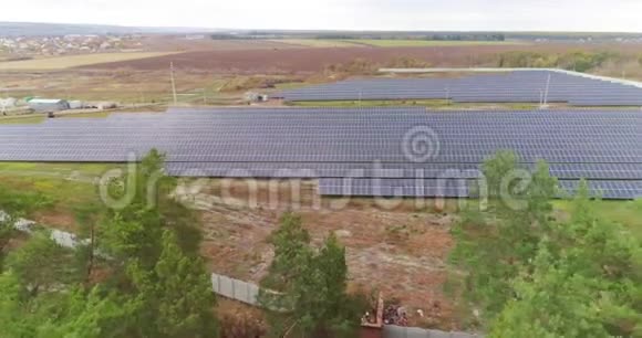 太阳站从空中飞过太阳能农场视频的预览图