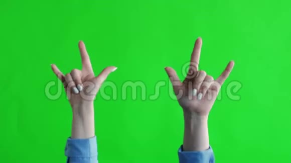 绿色屏幕上有手指触角的标志重金属岩石的混合物用一只手的手指做手势视频的预览图