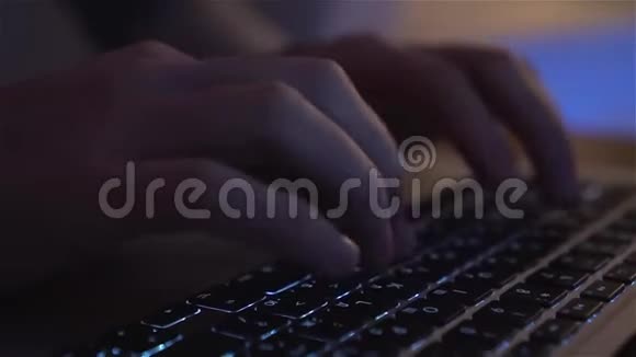 双手夜间工作笔记本电脑视频的预览图