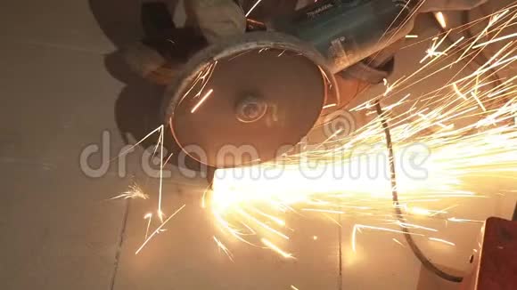 俄罗斯莫斯科2018年12月27日金属角磨机切割过程中的火花很多发光的火花围绕着视频的预览图