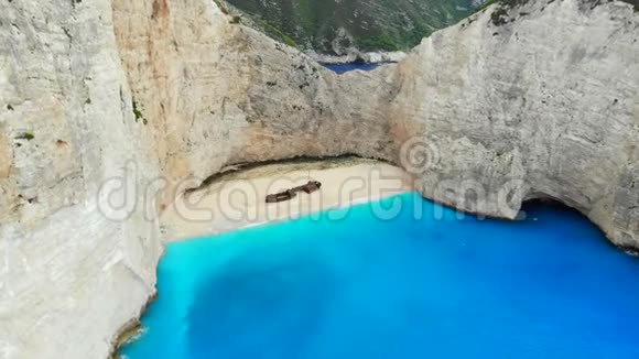 希腊Zakynthos一艘搁浅的船在美丽的海滩上鸟瞰视频的预览图
