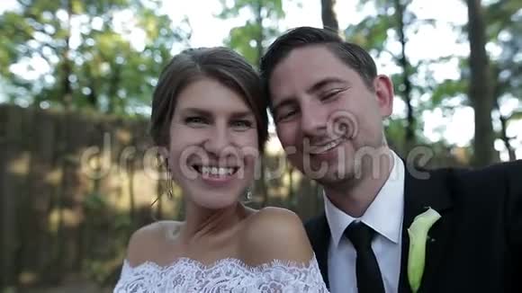 新娘和新郎自拍可爱的新婚夫妇视频的预览图