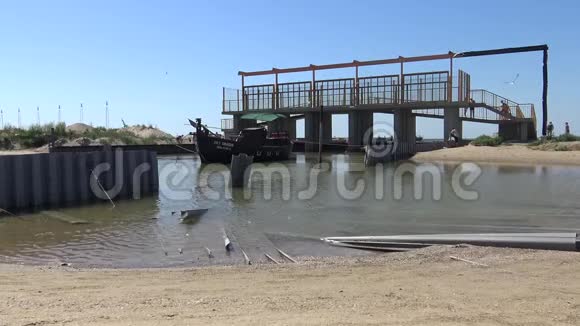 Tiligul河口通过运河水闸破坏水工建筑物视频的预览图