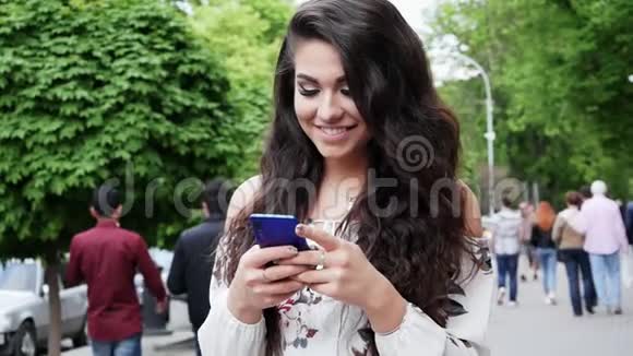 年轻成功的西班牙裔女性使用手机视频的预览图