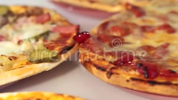 意大利披萨玛格丽塔加番茄和马苏里拉奶酪闭合视频的预览图