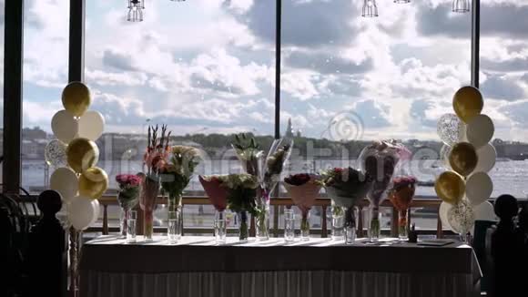 花束放在靠近窗户的宴会桌上视频的预览图