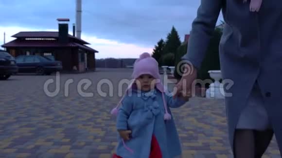 一个冬天走着可爱的小女孩的女人视频的预览图