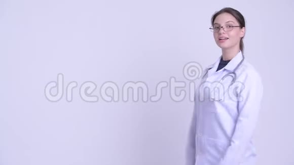 幸福年轻美丽的女医生用双臂交叉微笑的轮廓视频的预览图