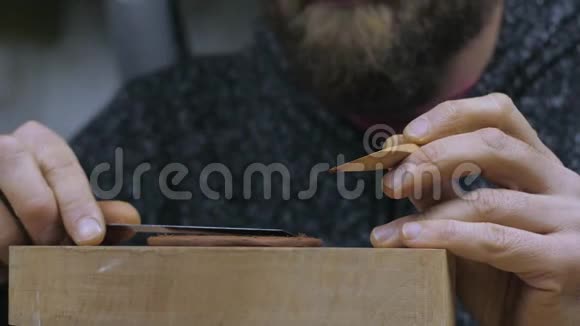一位工匠用木刀切下一圈均匀的粘土用宜兴粘土做茶壶盖手工陶制茶壶视频的预览图