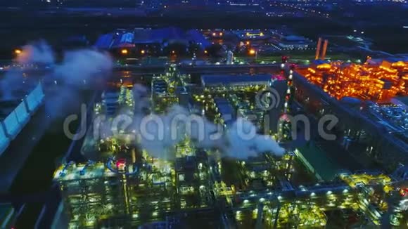 煤气和炼油厂综合晚间照明视频的预览图