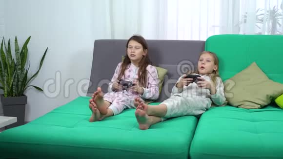 小游戏玩家的睡衣派对视频的预览图