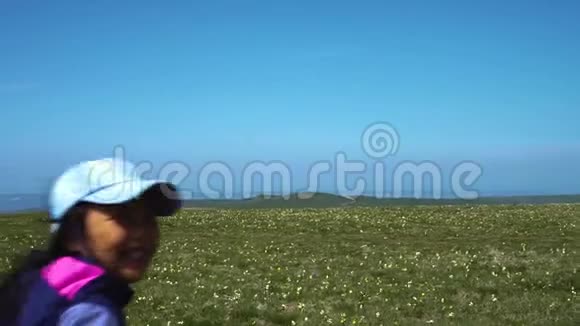 年轻女孩在田野里跑来跑去视频的预览图