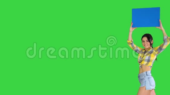 女孩带着一个空板宣布新一轮绿色屏幕蓝色模型视频的预览图