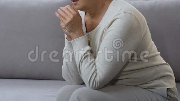 坐在沙发上的沮丧的女人思念的丈夫遭受中年危机视频的预览图