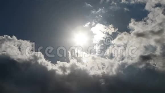 暴风雨前云层遮住了太阳视频的预览图