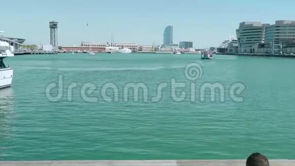 巴塞罗那湾带游艇蓝海和酒店视频的预览图