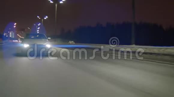 寒冷的冬夜高速汽车沿着高速公路行驶视频的预览图
