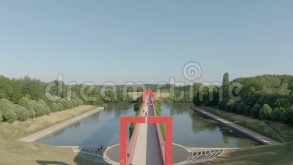 有红色拱门的桥和光影游戏视频的预览图