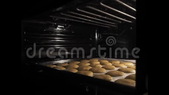 在烤箱里烤自制饼干在烘焙过程中短饼干尺寸增加视频的预览图