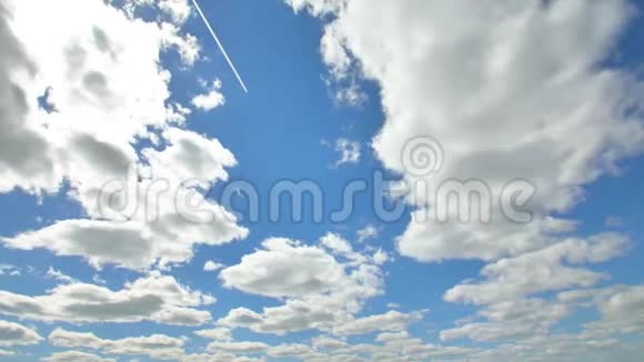 飞机在蓝天的云层和阳光中飞行视频的预览图