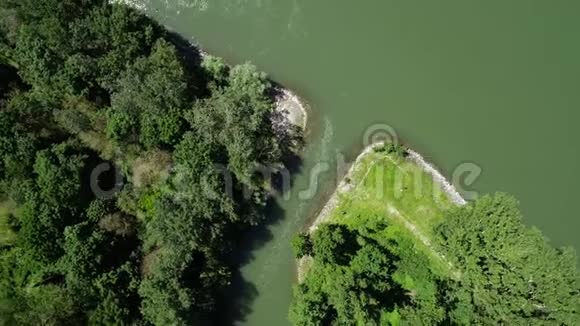 飞过莱茵河的河岸视频的预览图