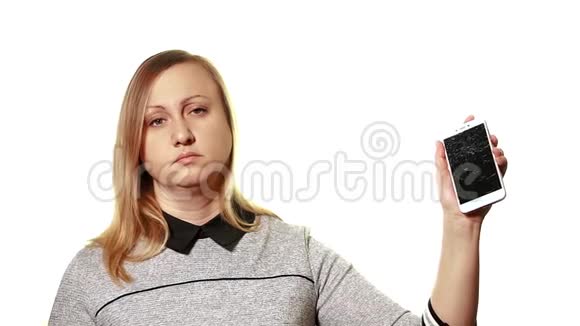 断小器的概念疲惫的困倦的女人拿着一台破屏幕的智能手机视频的预览图