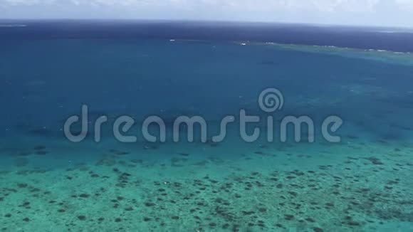 澳大利亚大堡礁空中视频的预览图