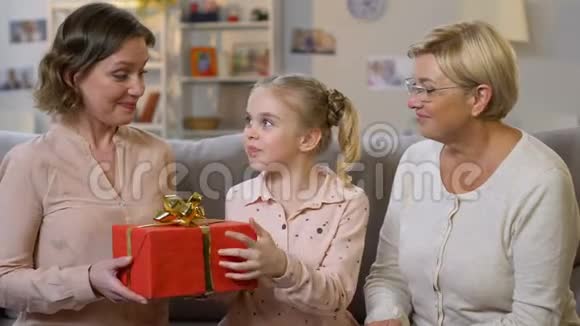家庭送礼物给奶奶一起庆祝生日爱和关心视频的预览图