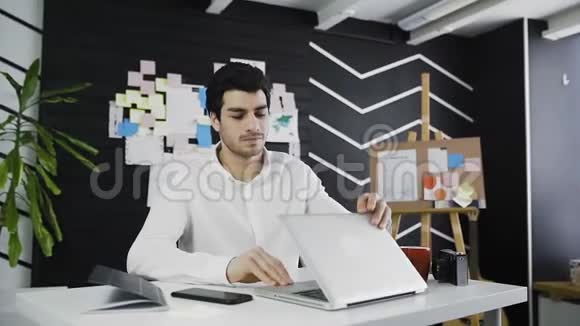 胡子男对笔记本电脑工作的策略视频的预览图