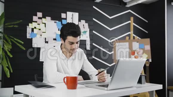 平面艺术家用平板电脑在他的办公桌上视频的预览图