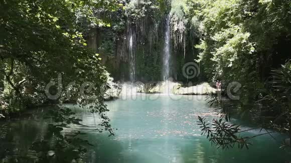 Kursunlu瀑布落在湖中有绿松石水视频的预览图