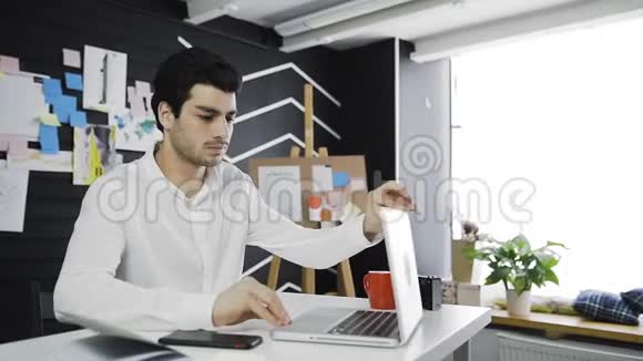 多利在阁楼的办公室里用笔记本电脑键盘打字视频的预览图