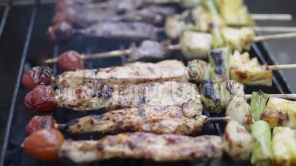 鸡肉和牛肉肉片被烧在木炭烤架上煎烤肉片视频的预览图