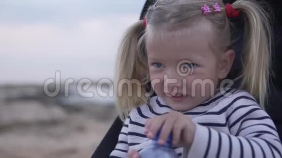 小女孩从塑料瓶里喝水视频的预览图