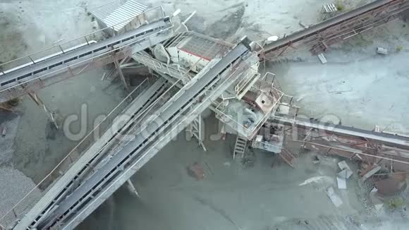 废弃采矿部门在生锈铁轨上部的建筑视频的预览图