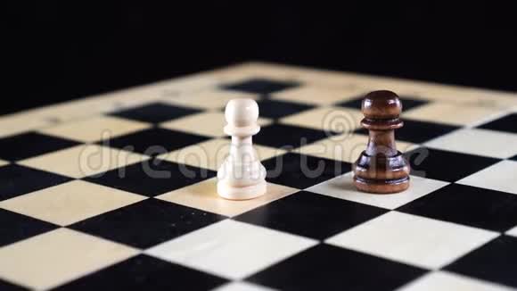 两个黑白棋子在棋盘上旋转视频的预览图