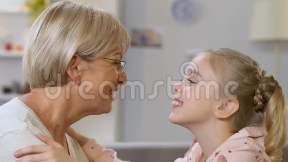 奶奶和孙女玩游戏一起玩特写视频的预览图
