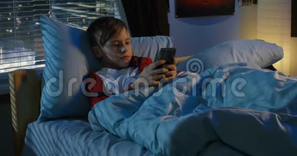 男孩躺在床上发短信视频的预览图