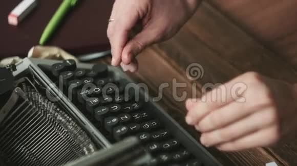 在打字机上工作的人视频的预览图