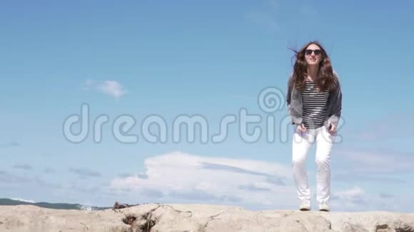 一个年轻的女人很高兴与大海和太阳相遇视频的预览图